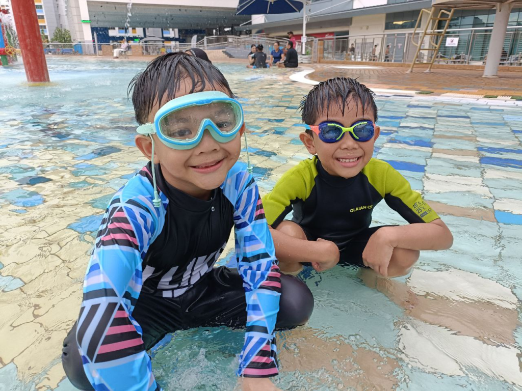 2 Nava Aquatics boys squatting in the pool